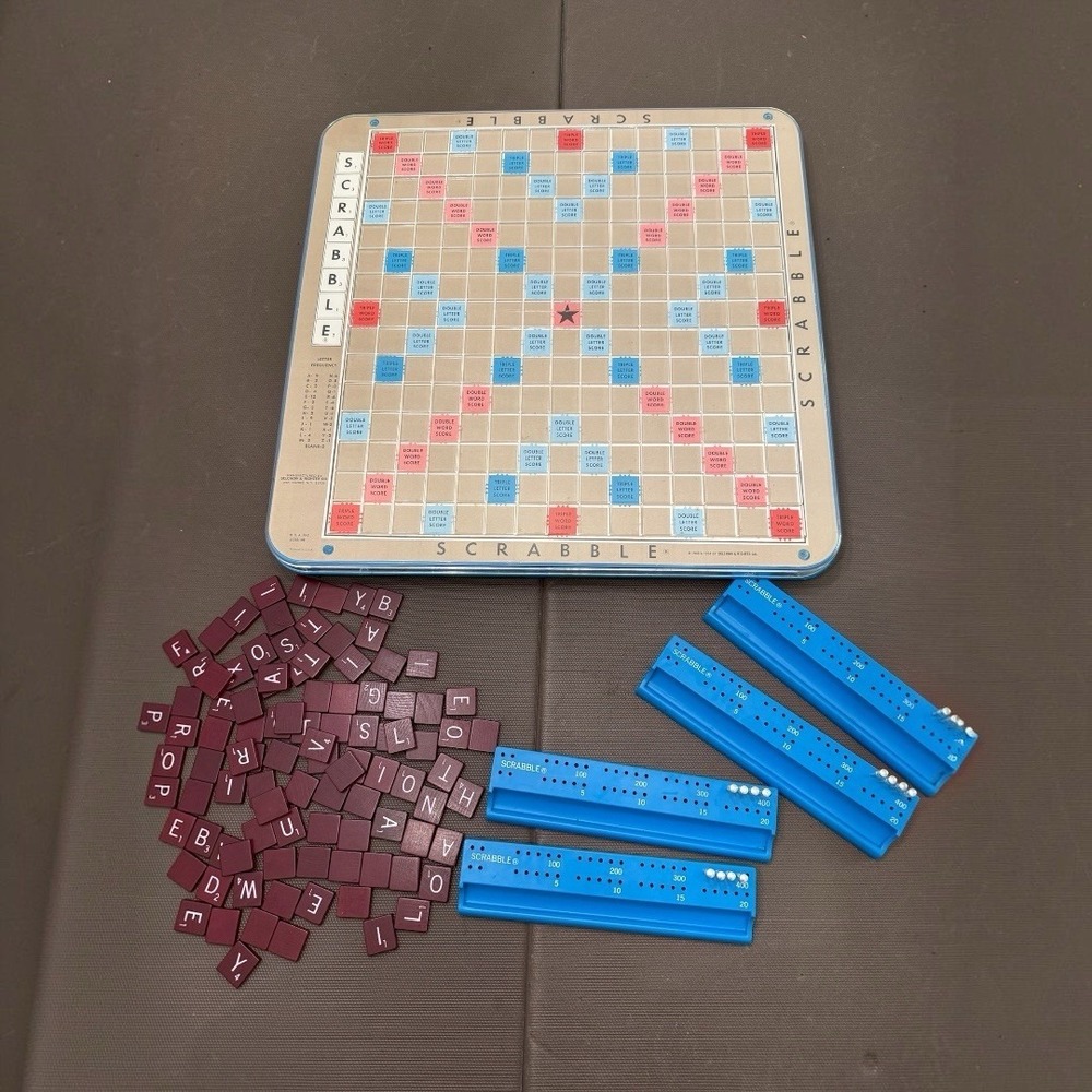 VTG Scrabble Deluxe Turntable Game w/ Scorekeeping Pegs Selchow & Righter 1972